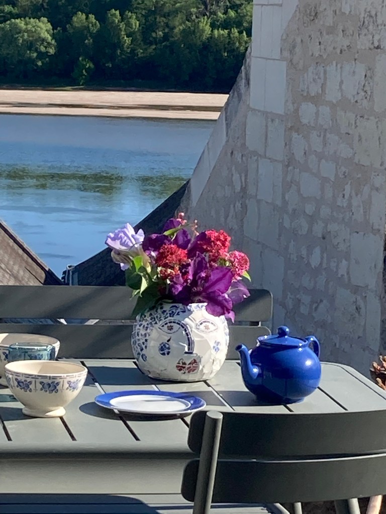 Détail de la terrasse de la maison bleue